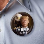 Donald Trump 2024 Photo - örn på skuldra Knapp<br><div class="desc">Vad är mer ikoniskt än Donald Trump och en amerikansk Örn? En underbar plan för valet 2024.</div>