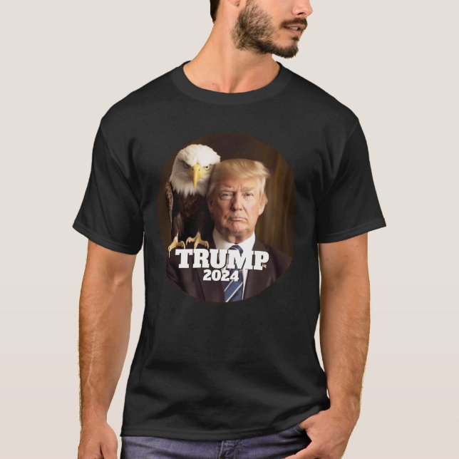 Donald Trump 2024 Photo - örn på skuldra T Shirt (Framsida)