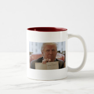 Donald Trump Holding Bible - 11oz Two-Tone Coffee Två-Tonad Mugg