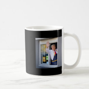 Donald Trump jobbar grå Station och håller en Dri Kaffemugg