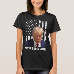Donald Trump Mugg Shot - Överlämnar aldrig amerika T Shirt