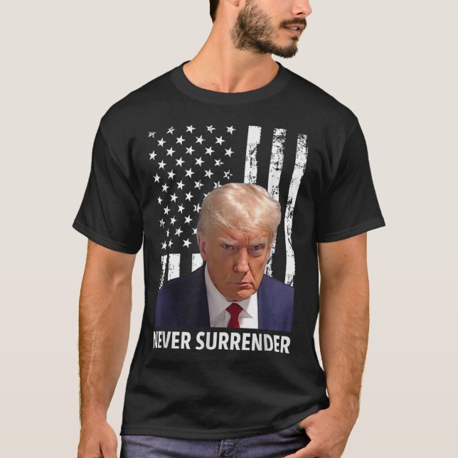 Donald Trump Mugg Shot - Överlämnar aldrig amerika T Shirt (Framsida)
