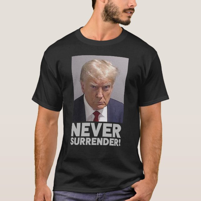 Donald Trump Mugshot - Never Surrender! T Shirt (Framsida)