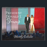 Donald Trump Ordförandeskap 2025 Månadsmur Kalender<br><div class="desc">Firar patriotism och amerikanskt pride med denna president Trump Wall Calendar. Gör en underbar gåva till en trumpanhängare eller stolt patriot! Har foton från Donald Trump och First Dam Melania Trump och första familjen från fullt-färg under olika evenemang under året. Varje månad har man valt att matcha den stora helgdag...</div>