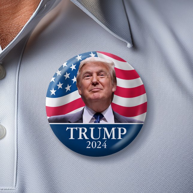 Donald Trump Photo - president - nog sagt Knapp (Classic Trump Campaign Button with American Flag in the Background - 2024)