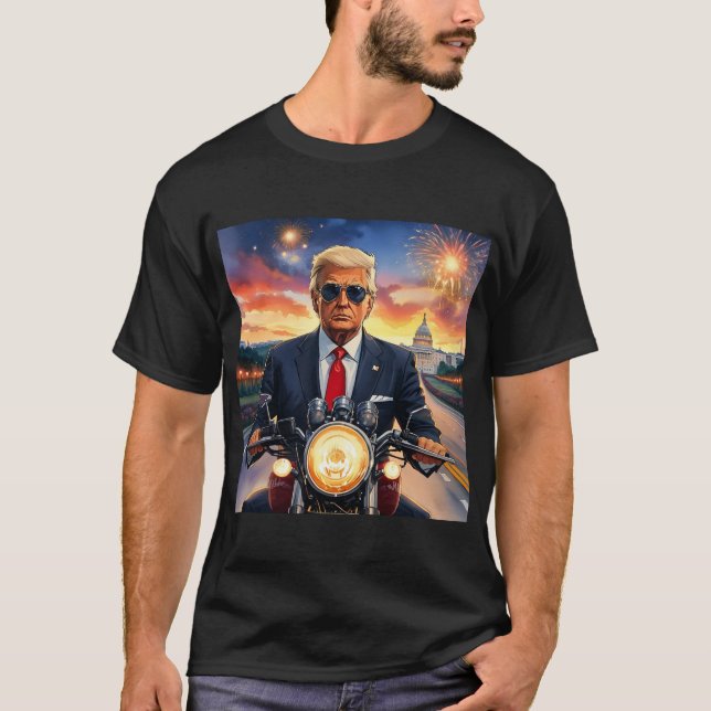 Donald Trump Riding Motorcycle US Huvudstad Firewo T Shirt (Framsida)