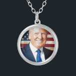 Donald Trump Silverpläterat Halsband<br><div class="desc">Porträtt av Donald Trump,  som kan förläggas på olika objekt</div>