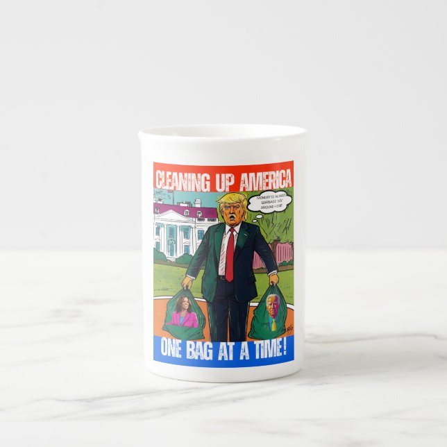 DONALD TRUMP - STÄDNING AMERICA, EN BAG I TID BENPORSLIN MUGG (Framsidan)