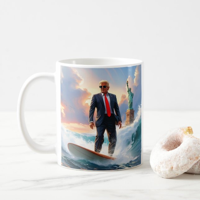 Donald Trump Surfing Frihetsgudinnan USA MAGA Kaffemugg (Med munk)
