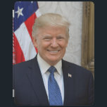 Donald Trump White House President Porträtt iPad Skydd<br><div class="desc">Donald J. Trump är Förenade Stater:s 45:e president. Han tro och Stater har en otrolig potential och kommer att fortsätta att överträffa till och med sina anmärkningsvärda prestationer från det förflutna. Hans kampanj-slogan för president var: "Gör Amerika Underbart igen", och det är precis vad han gör. Trump föddes och växte...</div>