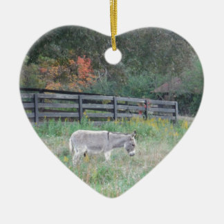 Donkey i en höst Fält. Julgransprydnad Keramik