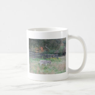 Donkey i en höst Fält. Kaffemugg