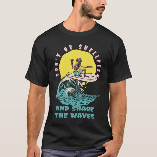 Don't Be Shellfish & Share The Waves Retro Surfer  T Shirt (Framsida)