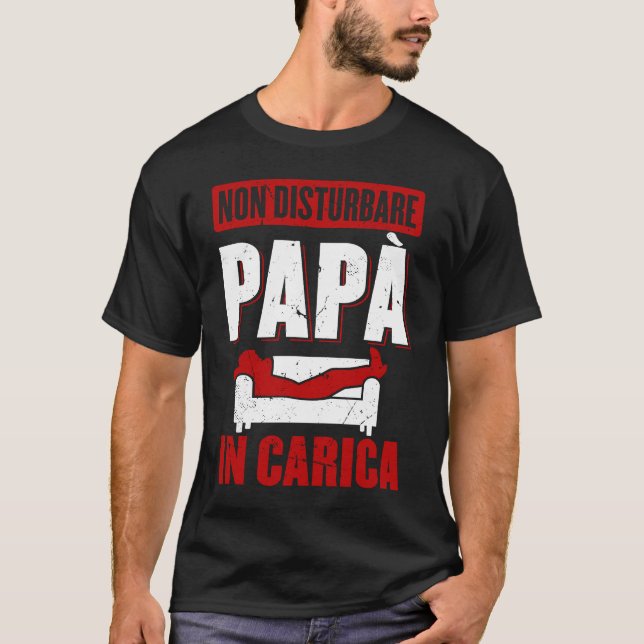 Don't Disturb Dad in Charge Dad T Shirt (Framsida)