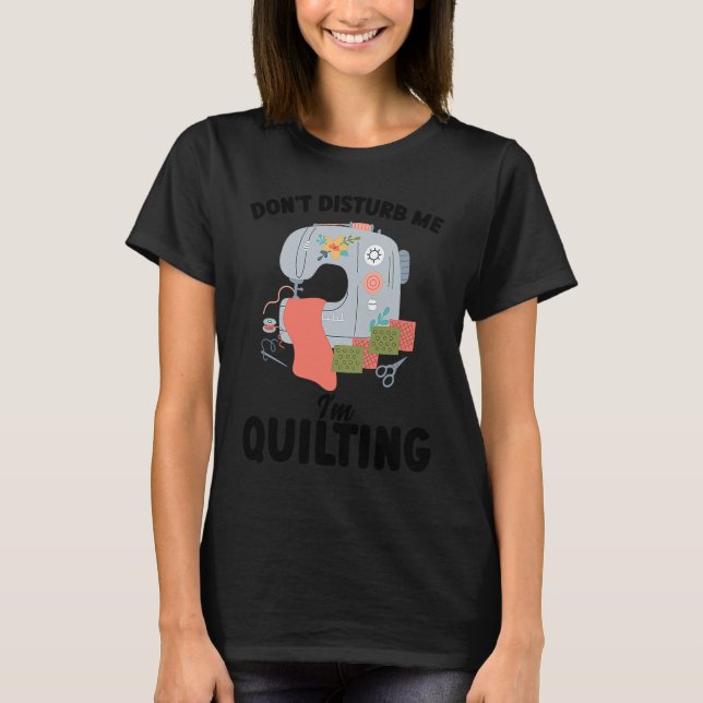 don't disturb me I'm quilting quilt T Shirt (Framsida)