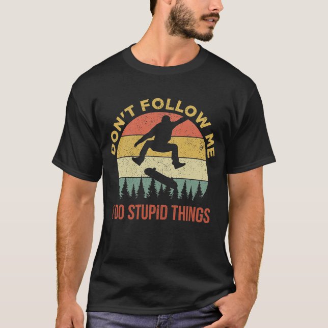 Don't Follow Me I Do Stupid Things Skateboarding T Shirt (Framsida)