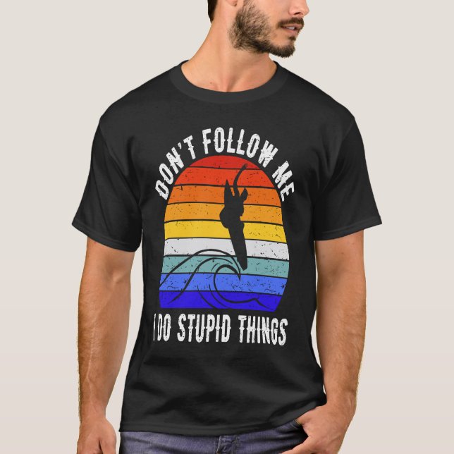 Don't Follow Me I Do Stupid Things Surf   Surfer   T Shirt (Framsida)