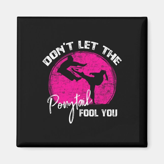 Dont Let The Ponytail Fool You Funny Karate Gift  Magnet (Framsidan)