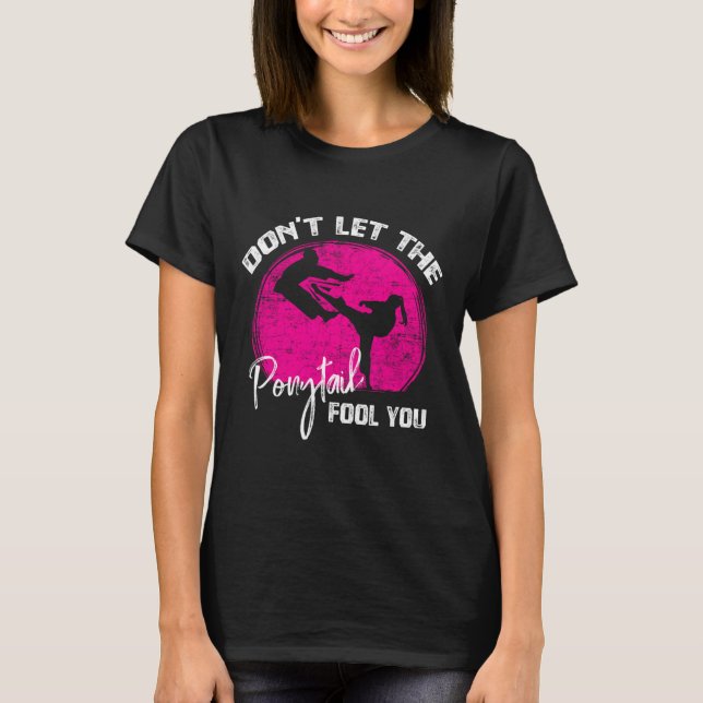 Dont Let The Ponytail Fool You Funny Karate Gift  T Shirt (Framsida)