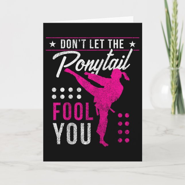 Dont Let The Ponytail Fool You Funny Karate Girl  Kort (Framsida)