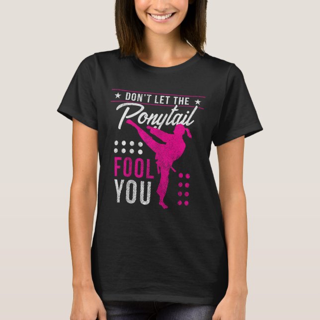 Dont Let The Ponytail Fool You Funny Karate Girl  T Shirt (Framsida)