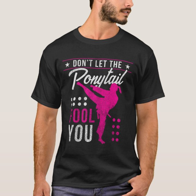Dont Let The Ponytail Fool You Funny Karate Girl  T Shirt (Framsida)