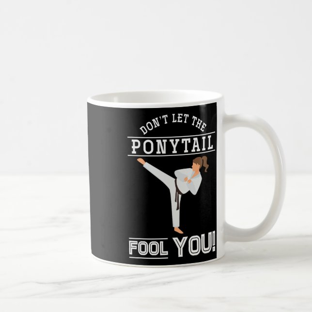 Dont Let The Ponytail Fool You Funny Karateist Gir Kaffemugg (Höger)