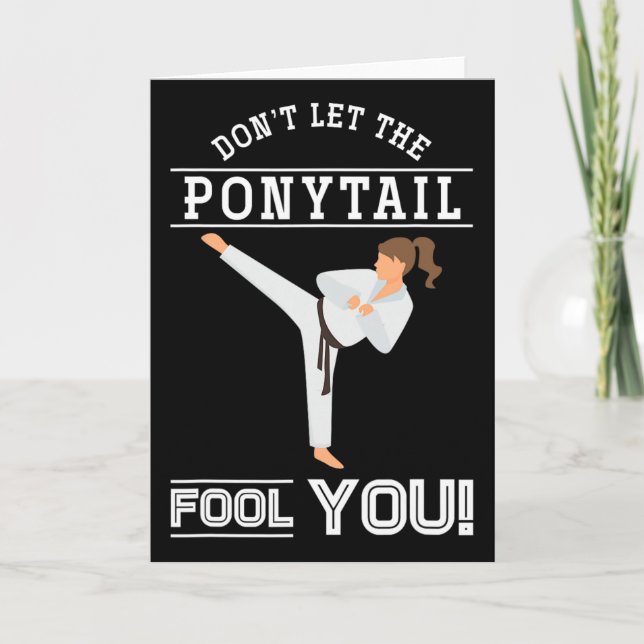 Dont Let The Ponytail Fool You Funny Karateist Gir Kort (Framsida)