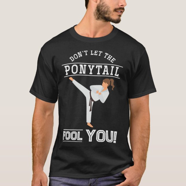 Dont Let The Ponytail Fool You Funny Karateist Gir T Shirt (Framsida)