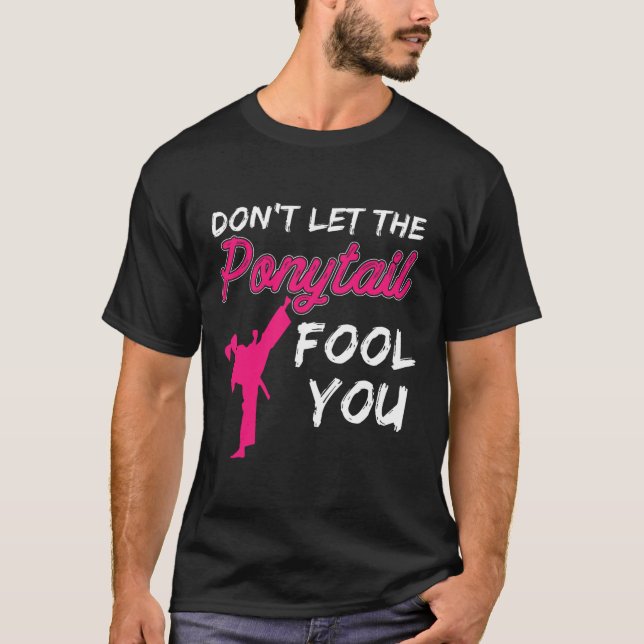 Don't Let The Ponytail Fool You Funny Women And Gi T Shirt (Framsida)
