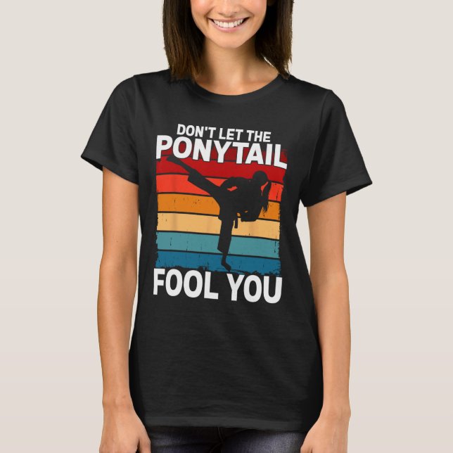 Don't Let The Ponytail Fool You Girl Women Karate  T Shirt (Framsida)