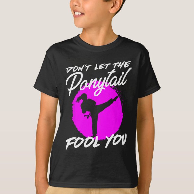 Dont Let The Ponytail Fool You I Funny Karate  T Shirt (Framsida)