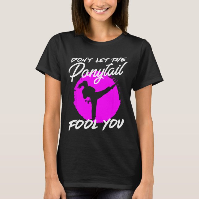 Dont Let The Ponytail Fool You I Funny Karate  T Shirt (Framsida)