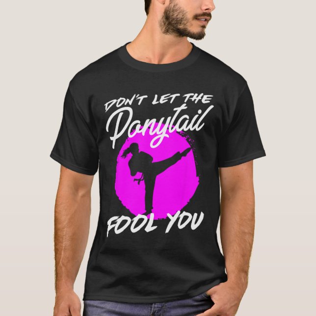 Dont Let The Ponytail Fool You I Funny Karate  T Shirt (Framsida)