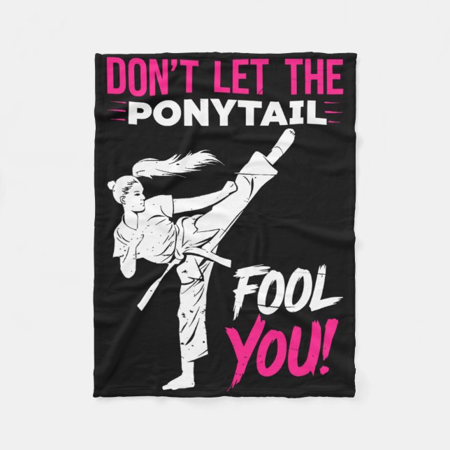 Don't Let The Ponytail Fool You Karate Funny Karat Fleecefilt (Framsidan)