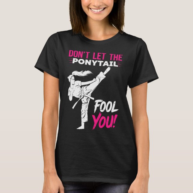 Don't Let The Ponytail Fool You Karate Funny Karat T Shirt (Framsida)