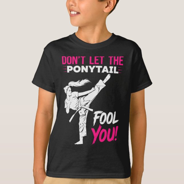 Don't Let The Ponytail Fool You Karate Funny Karat T Shirt (Framsida)