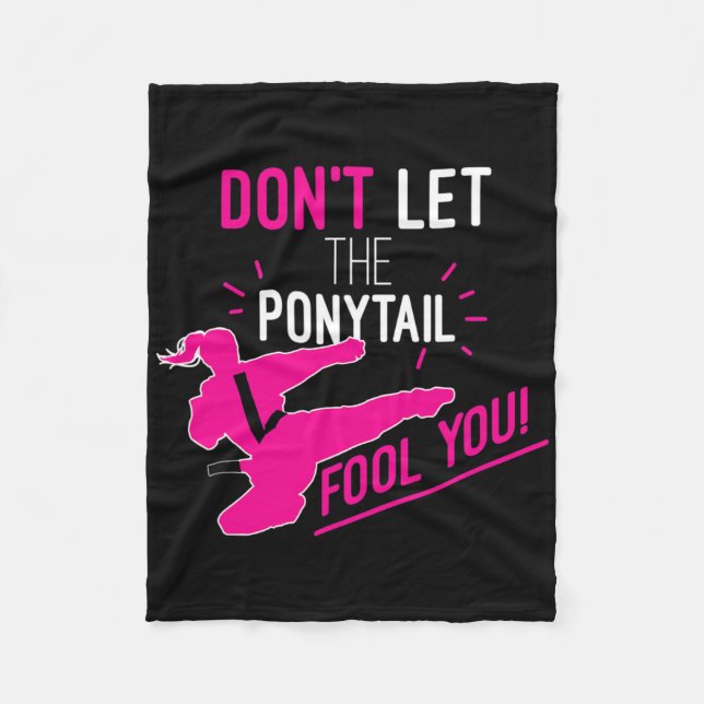 Don't Let The Ponytail Fool You Karate Girl Funny  Fleecefilt (Framsidan)