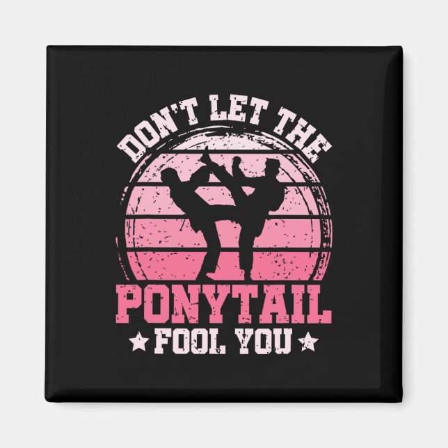 Don't Let The Ponytail Fool You Martial Art Karate Magnet (Framsidan)