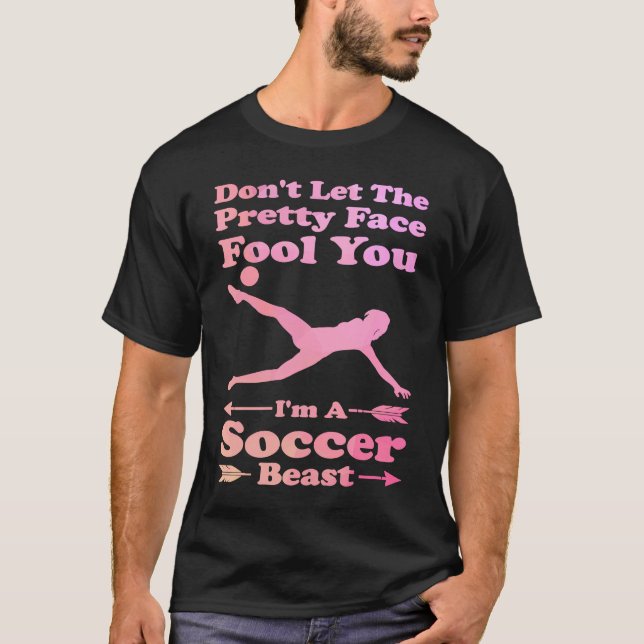 don't let the pretty face fool you I'm a soccer be T Shirt (Framsida)