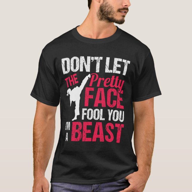 Dont Let The Pretty Face Fool You Im Beast Karate  T Shirt (Framsida)