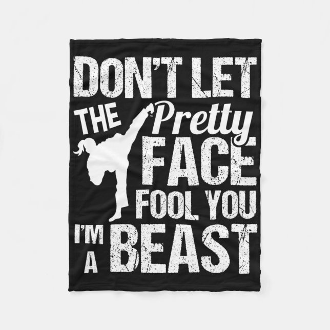 Dont Let The Pretty Face Fool You Karate Taekwondo Fleecefilt (Framsidan)