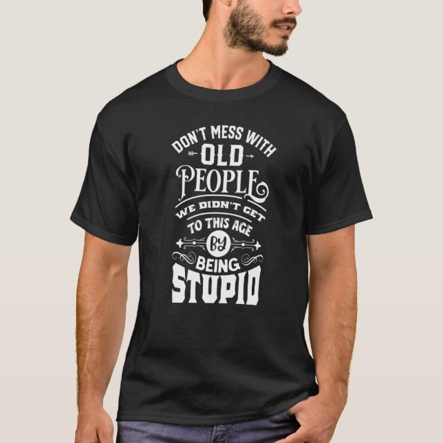 Don't Mess With Old People We're Not Stupid T Shirt (Framsida)