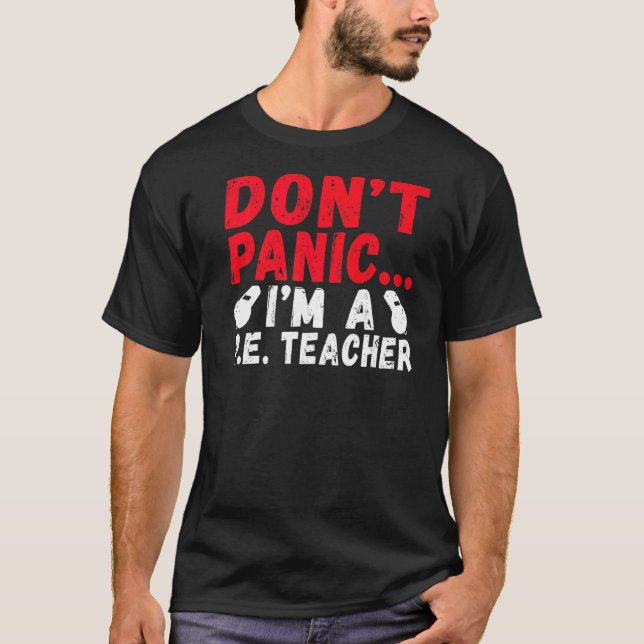 Dont Panic Im A Pe Teacher T Shirt (Framsida)