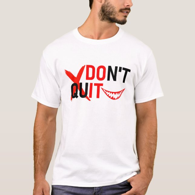 DON'T QUIT – Bold Red Motivation Design T Shirt (Framsida)