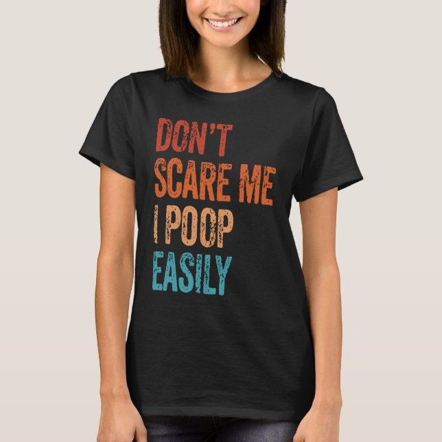 Don't Scare Me I Poop Easily  Bathroom Adult Humor T Shirt (Framsida)