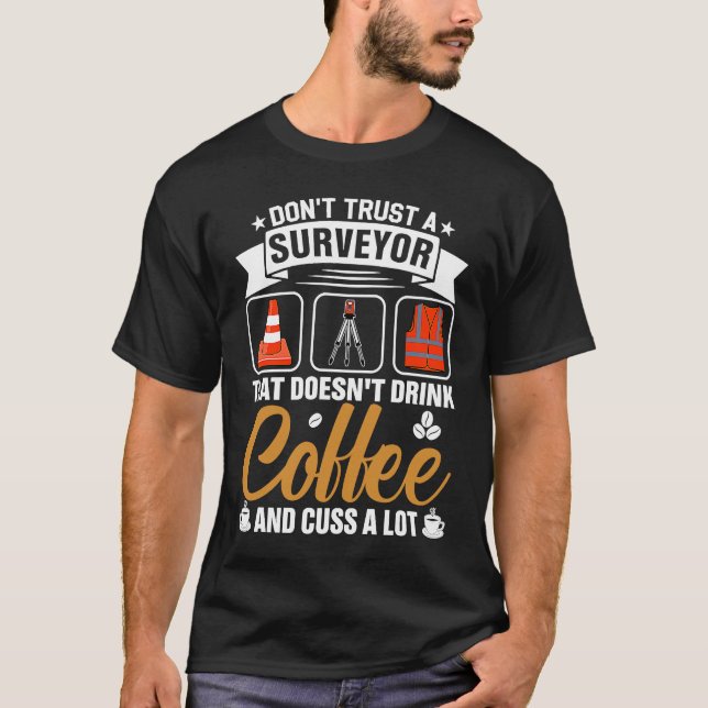 Dont Trust A Surveyor That Doesnt Drink Coffe And  T Shirt (Framsida)