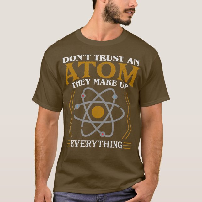 Dont Trust an Atom They Make Up Everything T Shirt (Framsida)