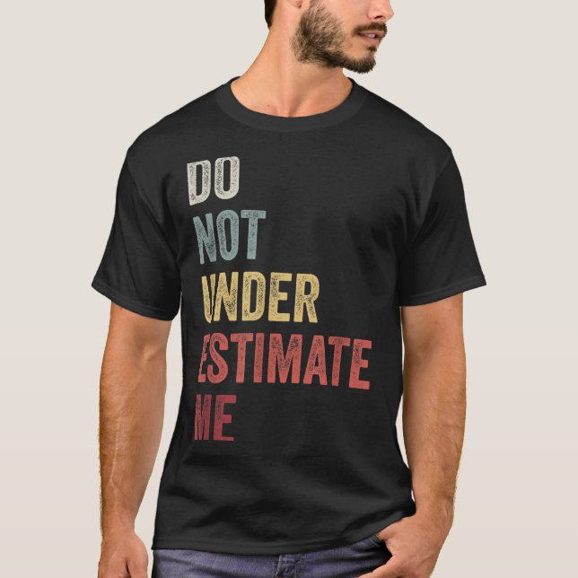Don't Underestimate Me Funny Quote Gift  T Shirt (Framsida)