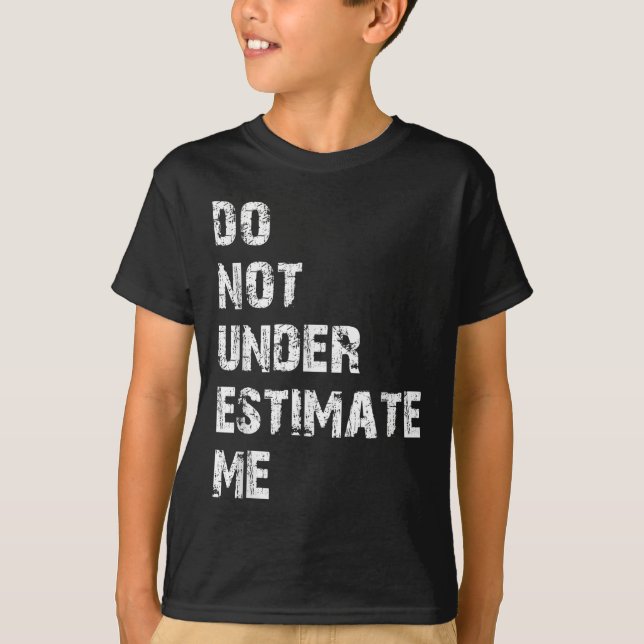 Don't Underestimate Me Funny Quote Gift  T Shirt (Framsida)